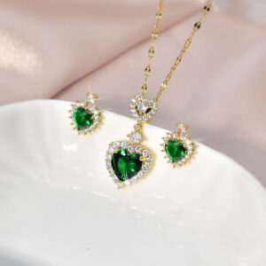 Elegant Necklace Beccarite Inlaid Titanium Steel Clavicle Chain