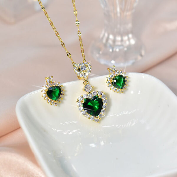 Elegant Necklace Beccarite Inlaid Titanium Steel Clavicle Chain - Image 2