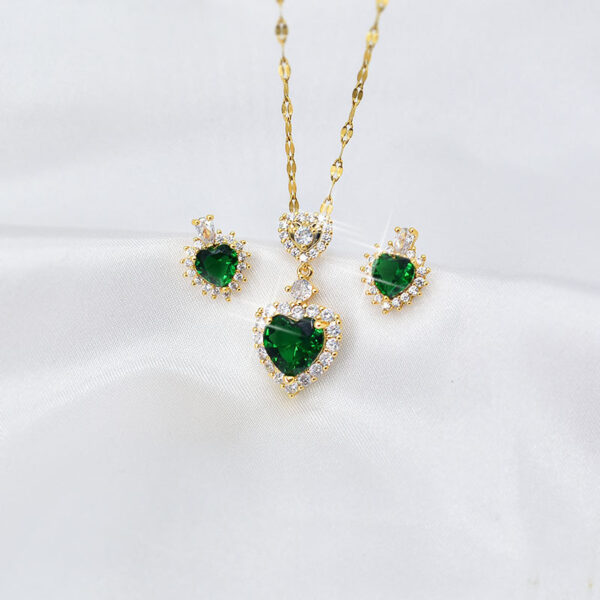 Elegant Necklace Beccarite Inlaid Titanium Steel Clavicle Chain - Image 6