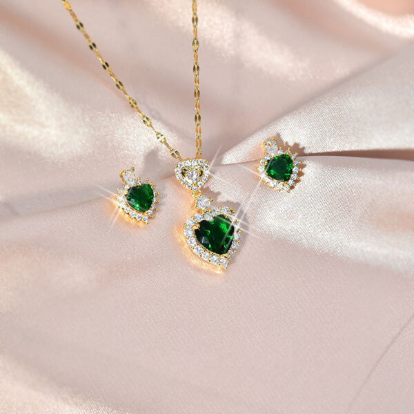 Elegant Necklace Beccarite Inlaid Titanium Steel Clavicle Chain - Image 4